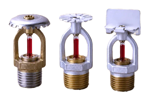 Cam ampullü ve farklı gövde tiplerindeki üç sprinkler başlığı.