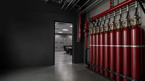 Teknik odada yüksek basınçlı inert gaz silindirleri ve dağıtım manifoldu