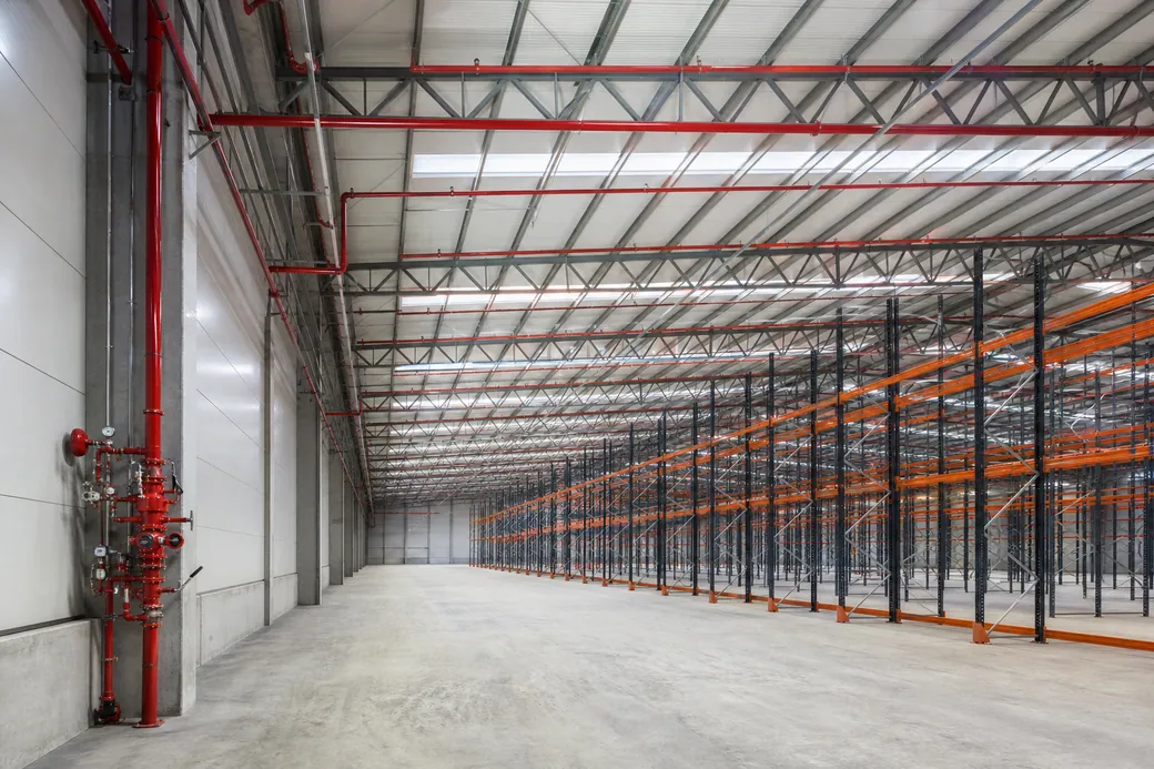 Depo rafları ve tavan borulamasıyla birlikte ele alınan sprinkler yerleşimi.