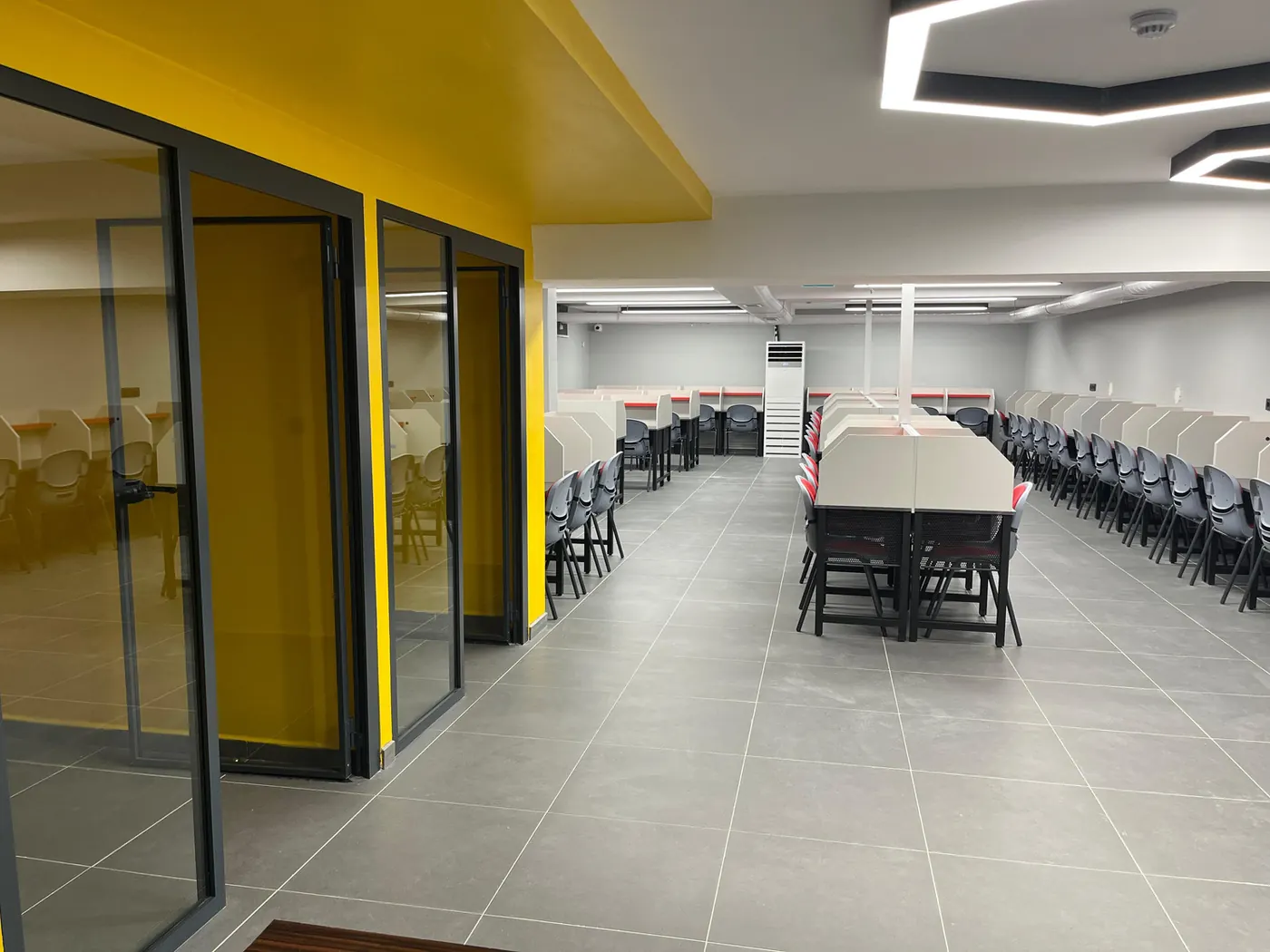 Odak Koleji Akademi çalışma salonundaki salon tipi klima ve tavandaki hava kanalları.