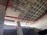 Ekoteks projesinde beton tavandaki kırmızı yangın tesisatı boruları.