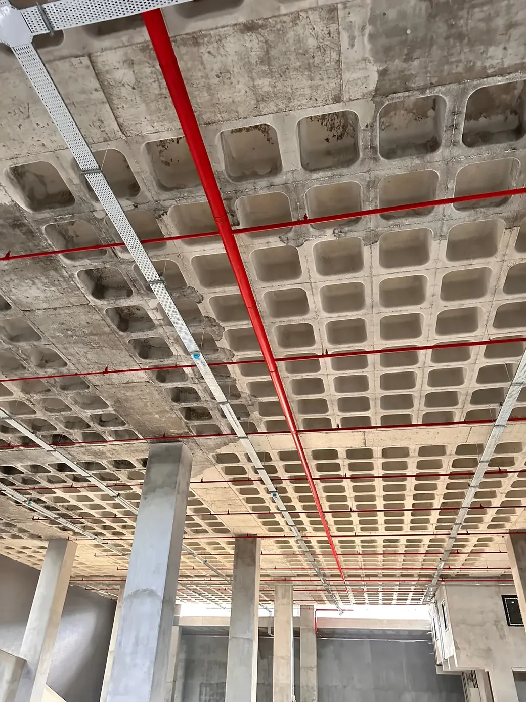 Yangın tesisatı borularını tavana monte ettik.