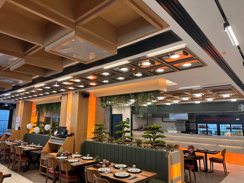 Restoran salonunun tavan menfezlerini monte ettik.