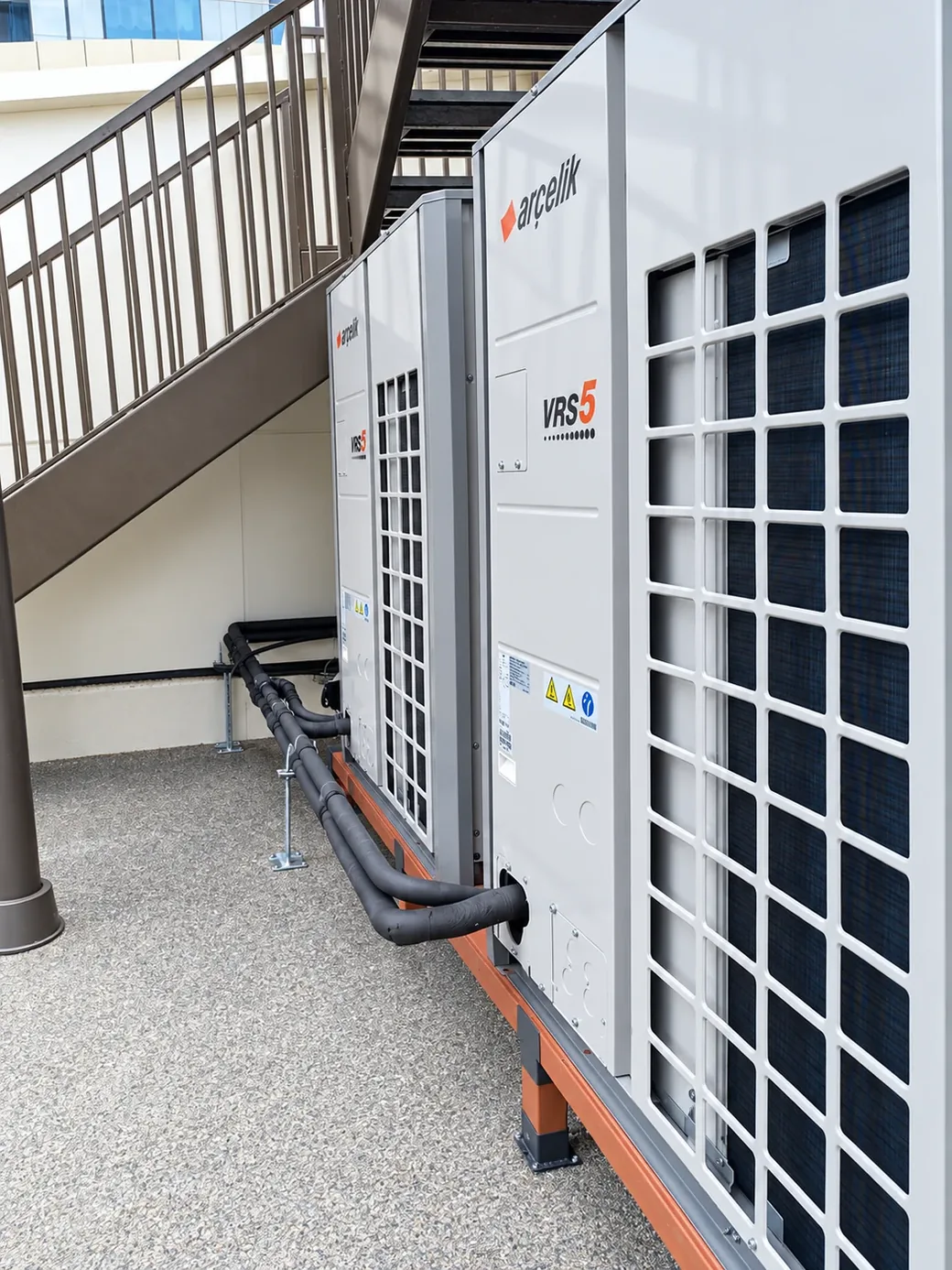 VRF dış ünitelerinin boru bağlantılarını ve yalıtımını tamamladık.