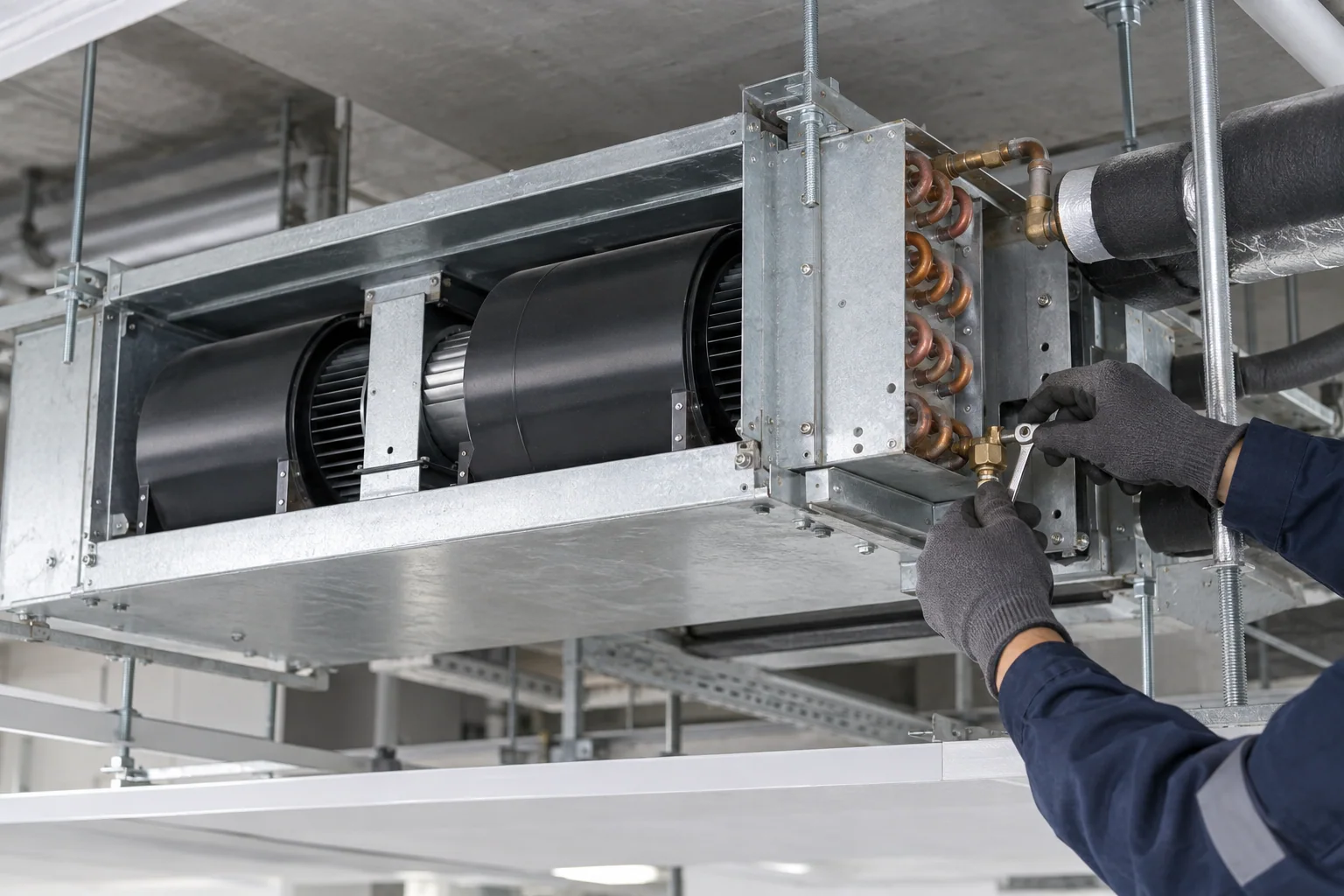 Fan-coil ünitesinde bakım ve bağlantı kontrolünü temsil eden görsel